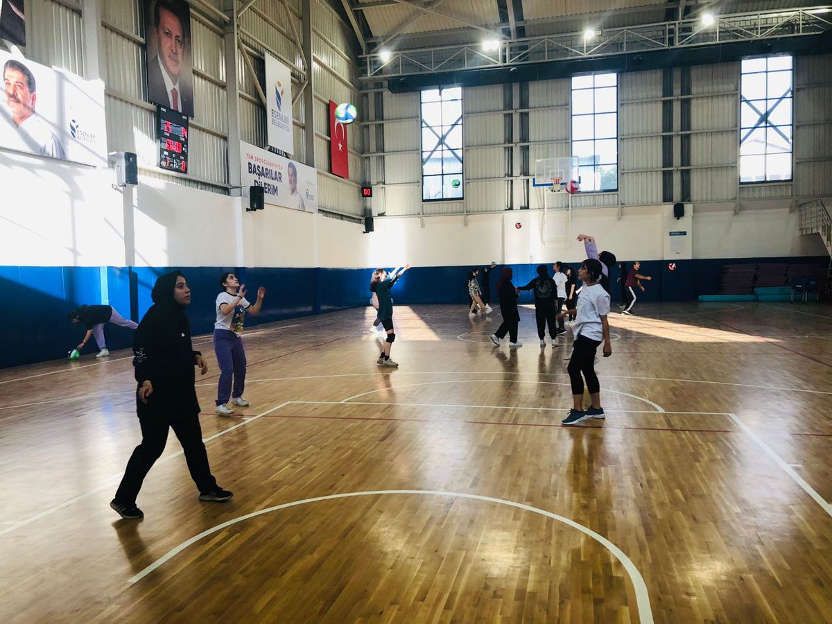 Profesyonel eğitmenler eşliğinde gerçekleştirmiş olduğumuz ücretsiz voleybol eğitimlerimiz devam ediyor.🏐

📍Mehmet Öcalan Spor Kompleksi