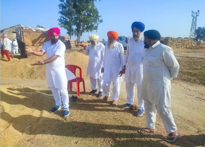 AapAbhishekGaur's tweet photo. ਅੱਜ "ਆਮ ਆਦਮੀ ਪਾਰਟੀ"ਡੇਰਾ ਬਾਬਾ ਨਾਨਕ ਦੀ ਟੀਮ ਨੇ ਮੰਡੀਆ ਦਾ ਦੌਰਾ ਕੀਤਾ  || 
ਕਿਸਾਨਾਂ ਦੀਆਂ ਸਮੱਸਿਆਵਾਂ ਸੁਣੀਆਂ ਅਤੇ ਉਨ੍ਹਾਂ ਨੂੰ ਵਿਸ਼ਵਾਸ ਦਿਵਾਇਆ ਕਿ "ਆਮ ਆਦਮੀ ਪਾਰਟੀ" ਕਿਸਾਨਾਂ ਦੇ ਨਾਲ ਖੜੀ ਆ!
ਸਿਨੀਅਰ ਆਗੂ ਰਣਜੇਤ ਸਿੰਘ ਬਾਠ ,ਗੁਰਦੀਪ ਸਿੰਘ ਰੰਧਾਵਾ, ਚੰਨਣ ਸਿੰਘ ਖਾਲਸਾ ਆਦਿ ਹਾਜਰ ਰਹੇ!
@ArvindKejriwal
@AAPPunjab https://t.co/siIpFCCt1N