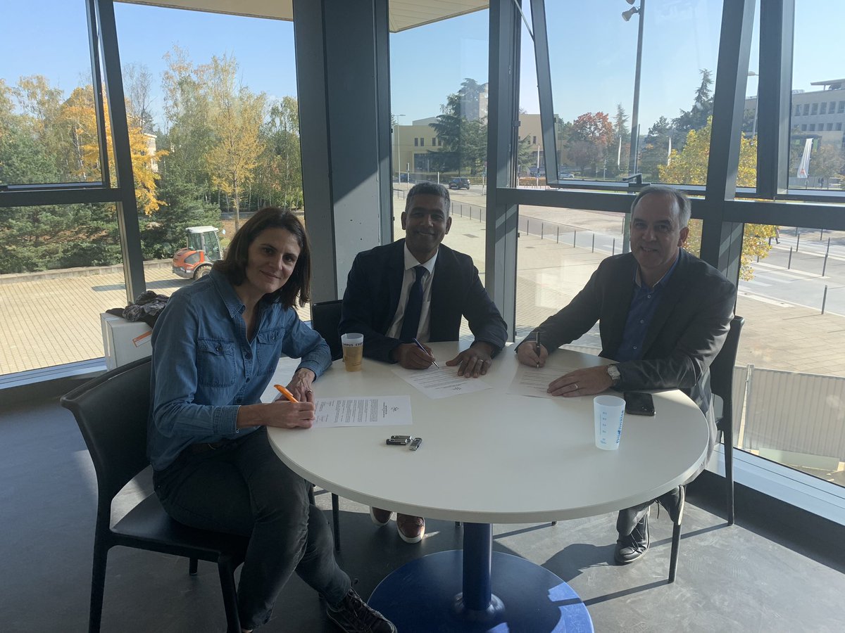 DenisHameau's tweet photo. #attractivite #enseignementsuperieur
Ce lundi 25 octobre 2021 à 14h j’ai eu le plaisir au nom du Président de #dijonmetropole de signer,
en présence des équipes de #C3B et avec la #SPLAAD deux conventions de mise à disposition de locaux de 10000m2 pour #ESTP et #ESEO. https://t.co/MeMns1IspK