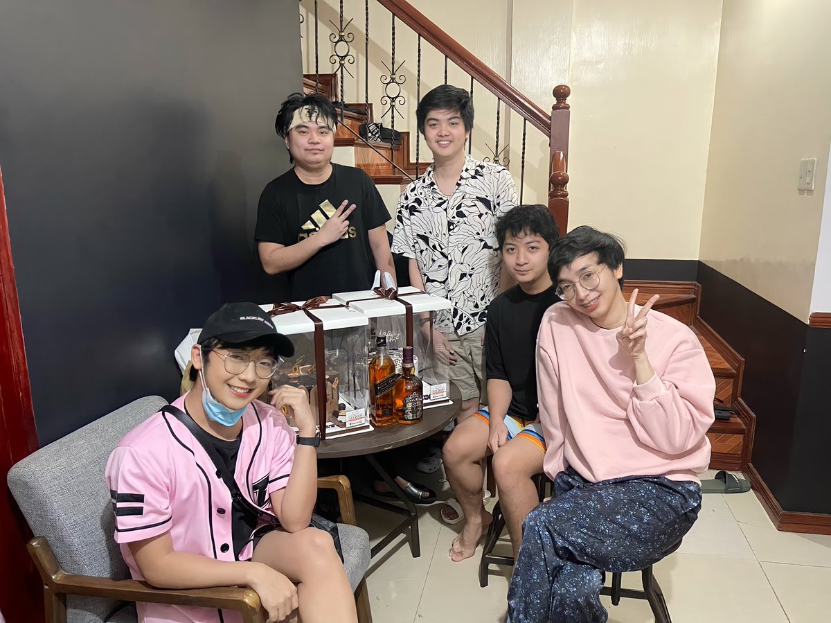 cjayramosss's tweet photo. With the Best Team! 🥰🖤 https://t.co/6JGPZZqHr5