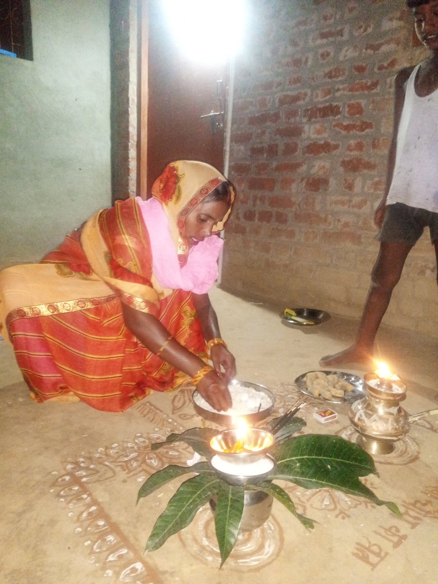 करवा चौथ का पूजा करती हुई  धौकलपुरवा पट्टी याकूब बाराबंकी की महिलाएं
