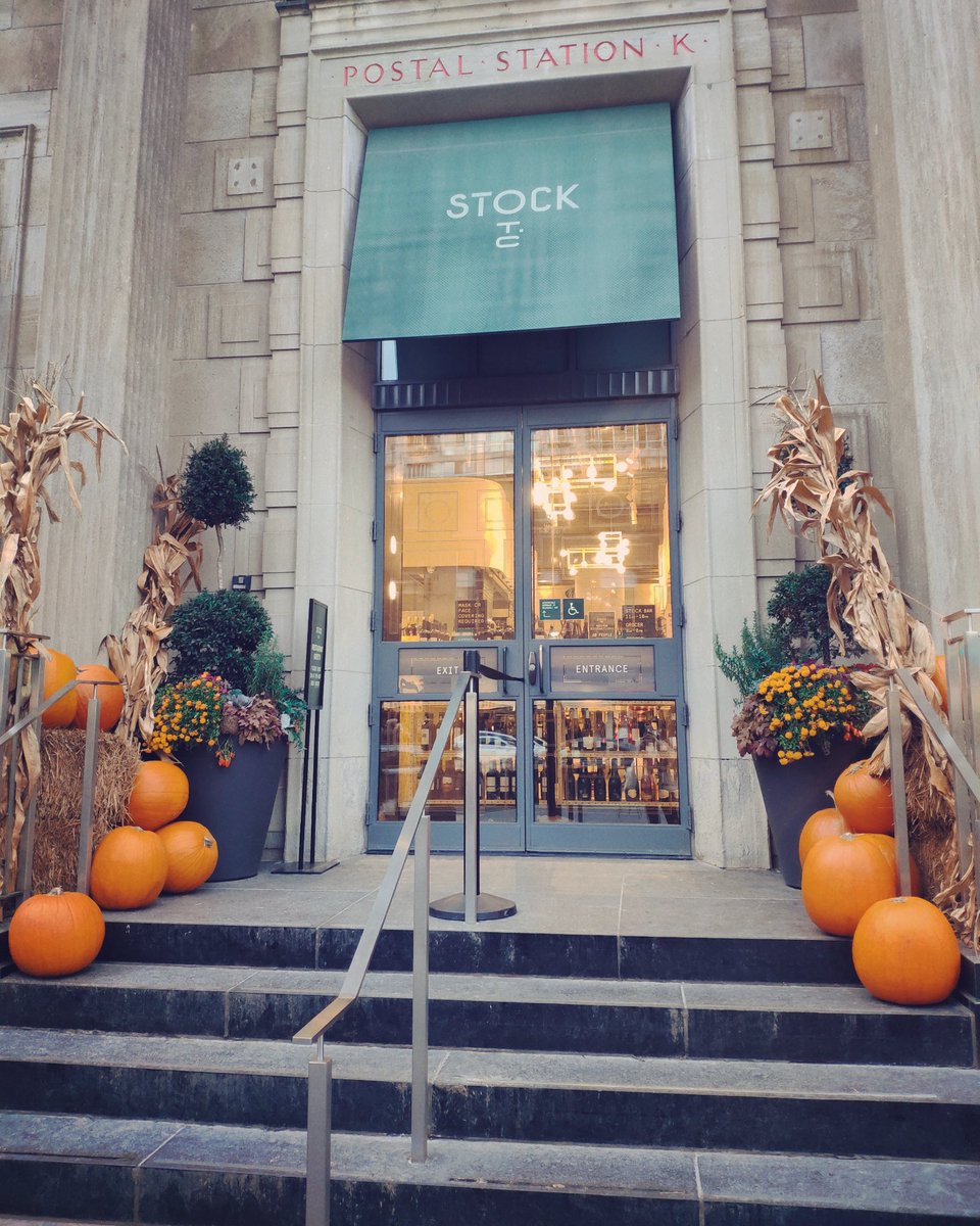 TaniaSatinez's tweet photo. Pumpkins everywhere!! 🧡
#autumn #otoño #autumnvibes #canada #canadian #toronto #cityphotography #travelmood #travelgram #autumncolors #autumnmood #autumnstyle #autumntime #otoñoenlaciudad #fotografia #fotodeldia #viajerosporelmundo #cozy #cozyvibes #fall #pumpkins #pumpkinseason https://t.co/i2YZrIWrAq