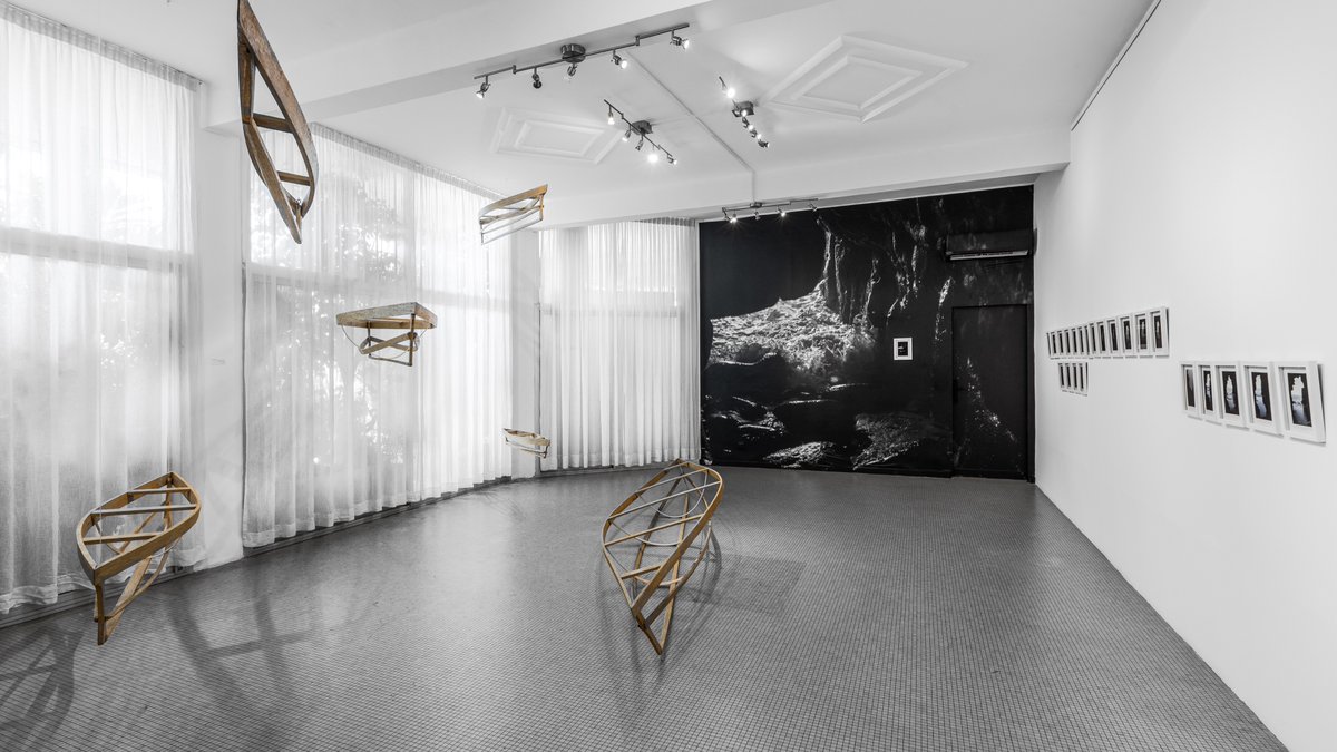 OHGALLERYSN's tweet photo. Vues de l'exposition #SouffleAzimut réunissant le photographe sénégalais #IbrahimaThiam et le duo d'artistes #MischaSanders & #PhilippPutzer.
Plus d'informations : https://t.co/KIkSiMgcWx
#OHGALLERYSN #ArtContemporain #ContemporaryArt #Dakar #Sénégal https://t.co/gEkk7aEyfE