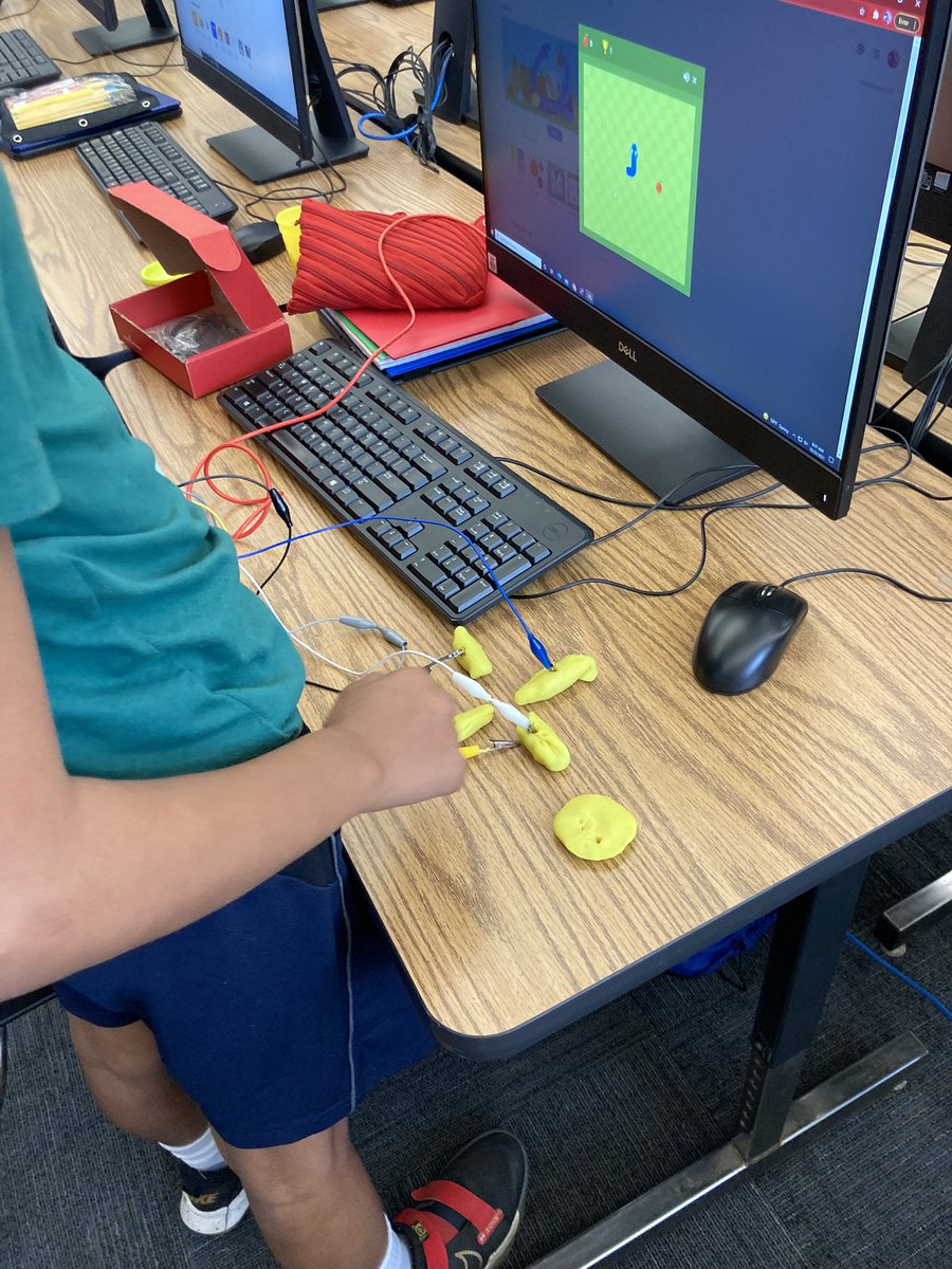 csinthemiddle's tweet image. Deeper understanding of computer systems with Makey Makey. Grade 7 students built their first simple input with a Makey Makey pcb and some Play-Doh. Fun and engaging STEM for a Monday morning. @makeymakey #csforall #cs4nj