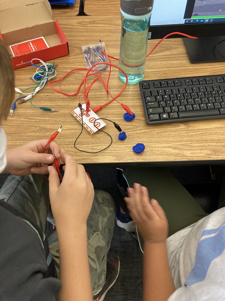 csinthemiddle's tweet image. Deeper understanding of computer systems with Makey Makey. Grade 7 students built their first simple input with a Makey Makey pcb and some Play-Doh. Fun and engaging STEM for a Monday morning. @makeymakey #csforall #cs4nj