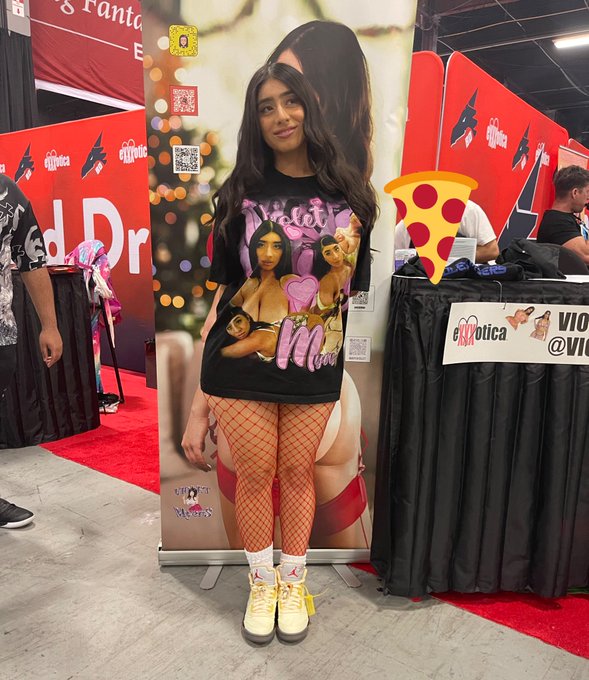 great way to end the year by meeting my lovely fans 💖🔥 @exxxotica thank you again! https://t.co/tP1e