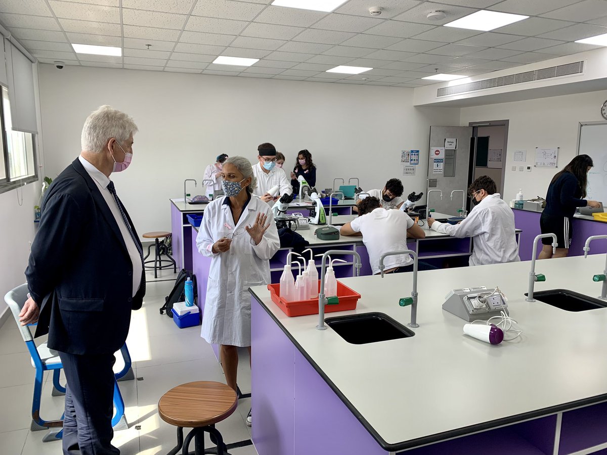 BertrandFerret's tweet photo. Mission assurance qualité de l’AFLEC menée par son groupe de pilotage et en présence du président de la FAPEE. À la rencontre des élèves et des équipes sur notre nouveau campus de Saadiyat, en vrai, et en rose! @fnormamt @LyceeMonod https://t.co/PHgVjMzrGo