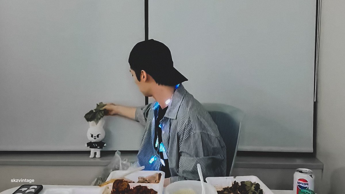 aesthetic_btskz's tweet photo. Lino mukbang ft Leebit

PRO IDOL LEEKNOW DAY
#StageGeniusLeeKnow #우리집_큰고양이_리노_생일 #HappyLeeKnowDay
#StrayKids #LeeKnow @Stray_Kids https://t.co/vKXzBrP1fW