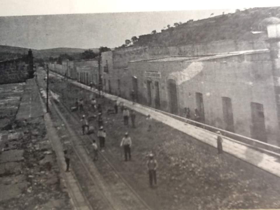 diazdelamora's tweet photo. Calle de Dolores, hoy Av Juarez de la Cd de Tlaxcala. Fachada del Teatro Xicohtencatl en la década de los 30's del siglo XX junto a la casa de dos pisos. La casa de Miguel N Lira es el borde de la izquierda.
@GobTlaxcala @AytoTlaxcala @cultura_mx @teatroinbal @TlaxcalaITC https://t.co/lk8BBCHUHB