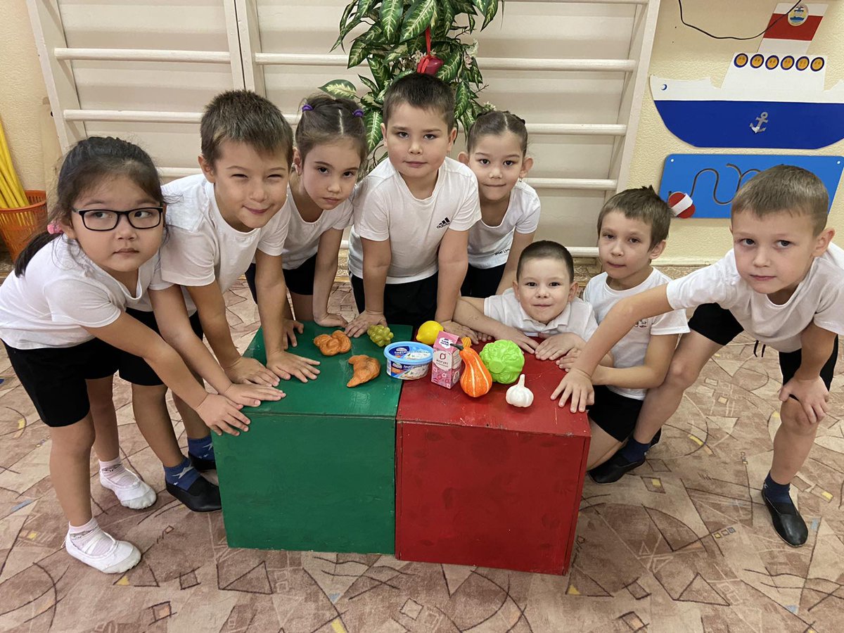 В один из осенних деньков воспитанники подготовительной группы отправились в путешествие в "Страну Здоровья".Где выяснили, зачем заниматься физкультурой? Что это за предметы для чистоты и для чего нужна маска?Какие  продукты полезные,а какие вредные? Что дарит  радость людям?