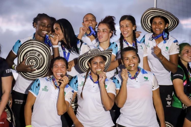 #Rugby 🏉| En una reñida y emocionante final, Antioquia se impuso en la disputa del torneo de rugby playa femenino de los #IVJuegosDeMarYPlaya.

Lee la información aquí:
👉acordantioquia.com/antioquia-gana…

Por🗞️: <a href="/line_rugby/">Line Up Rugby</a>