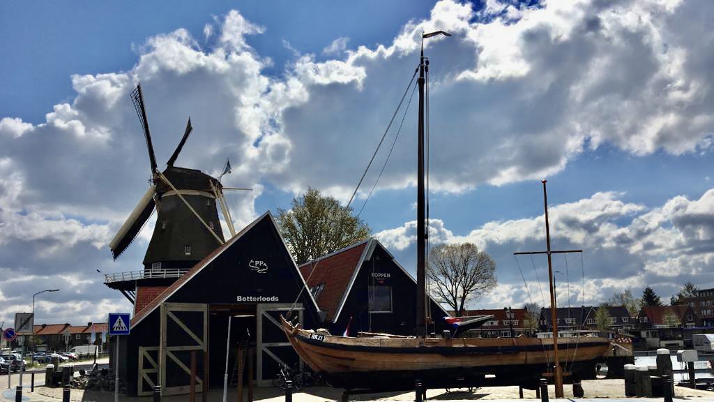 Vroeger lag de haven van #Harderwijk vol met vissersboten, de beroemde botters. Sinds de Afsluitdijk is dat wel anders. Maar het <a href="/bottermuseum/">Bottermuseum</a> houdt de rijke vissershistorie levend: een eerbetoon aan de vissers en vaklieden die de stad groot hebben gemaakt.