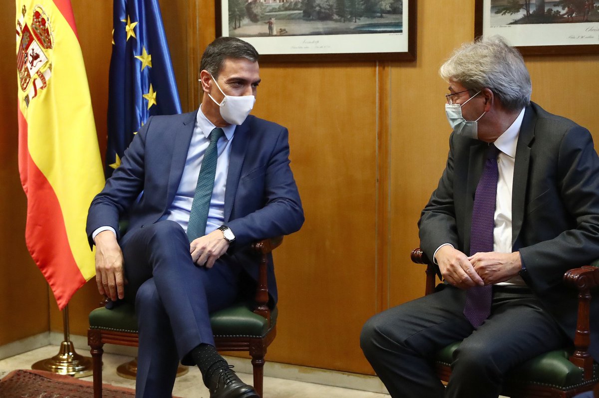 sanchezcastejon's tweet image. La recuperación tras la pandemia debe ser justa y llegar a todas las capas sociales en la UE.
Hoy me he reunido con el comisario @PaoloGentiloni después del evento #BeyondGDP21. Compartimos la necesidad de adoptar medidas comunes para impulsar una reconstrucción global.