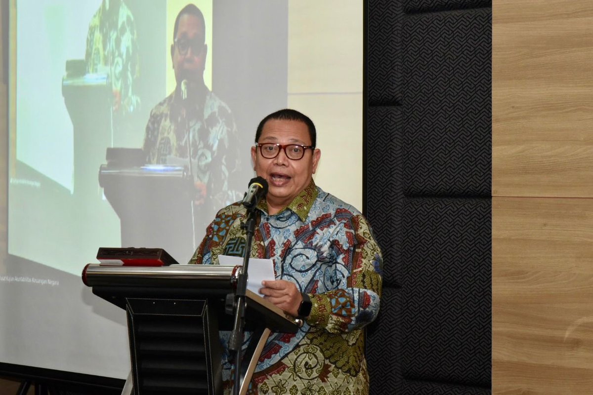DPR_RI's tweet photo. Pusat Kajian Akuntabilitas Keuangan Negara (PKAKN) Badan Keahlian Sekretariat Jenderal DPR RI menyelenggarakan Diskusi Evaluasi Kinerja Hasil Output Puskaji AKN terkait Kajian Data Terpadu Kesejahteraan Sosial, Senin 25 Oktober 2021. #SetjenDPR #BKDPR https://t.co/23y9sNa6Fa