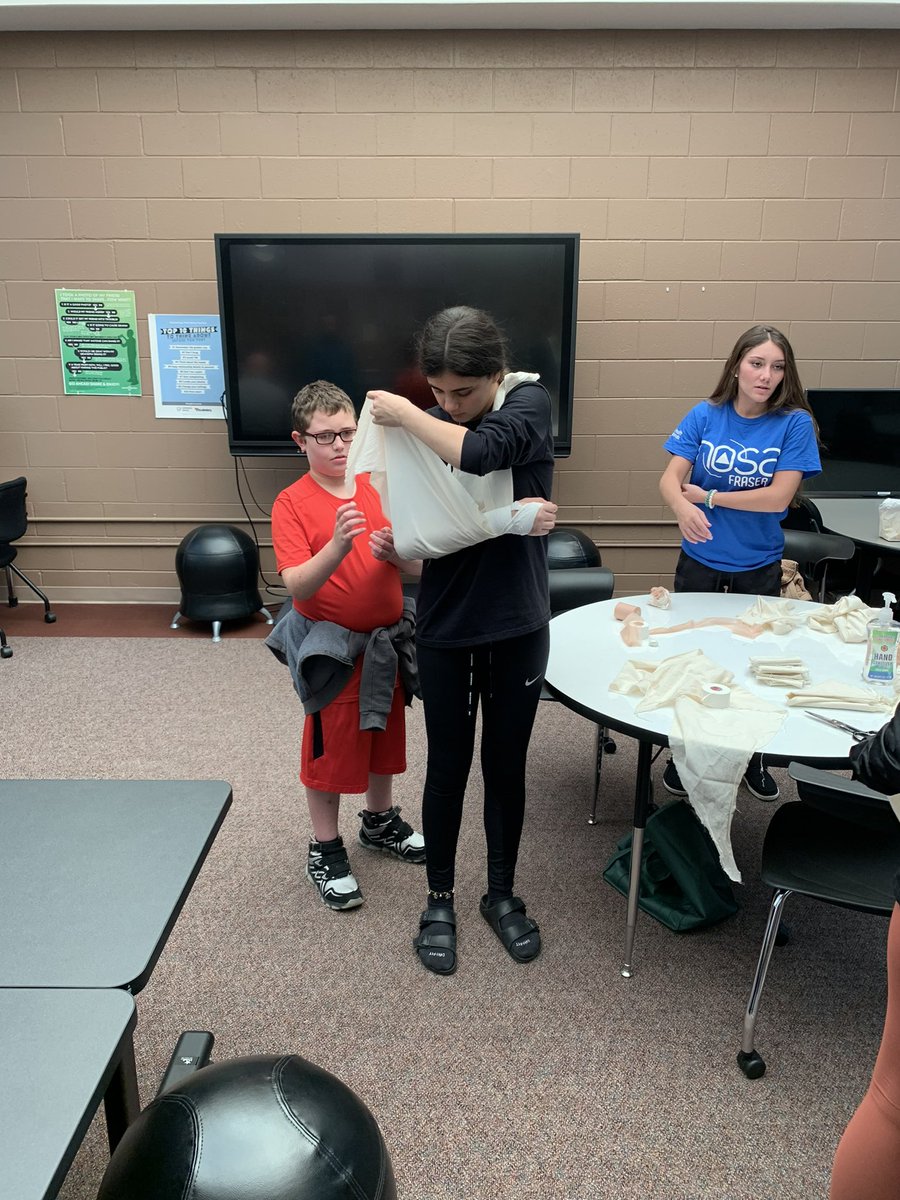 fraserhosa's tweet photo. HOSA had so much fun at Lunch n’ Learn with the 8th graders we can’t wait to come back for the 7th graders!!🥪🩺👩‍⚕️ https://t.co/fgAN7ee7jw