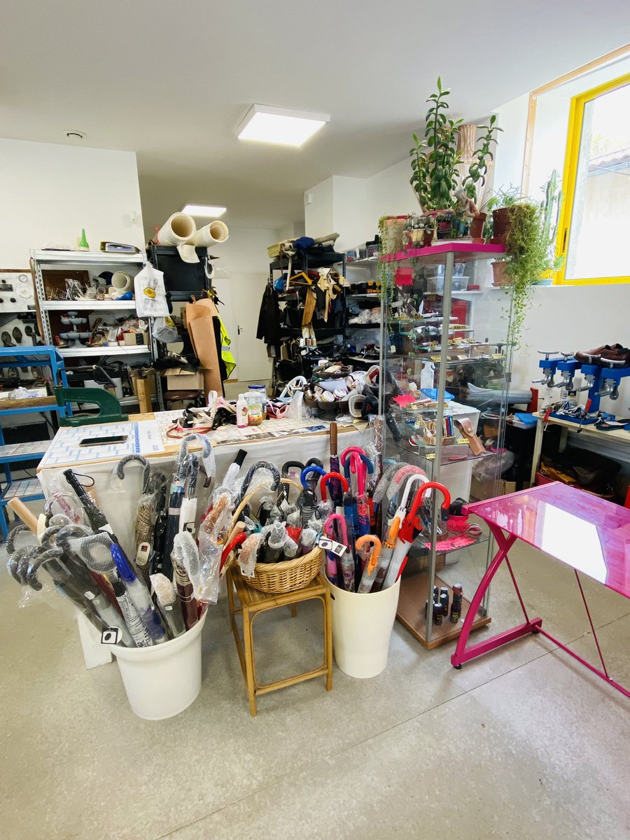 Visite de la cordonnerie « La Bouifette », à Nueil-les-Aubiers, proposant divers services (réparation, maroquinerie, coutellerie..) mais également des produits locaux et des objets d’art.  #deuxsevres #nueillesaubiers  #artisanat #cordonnerie #savoirfaire #commerce #5ansdeplus