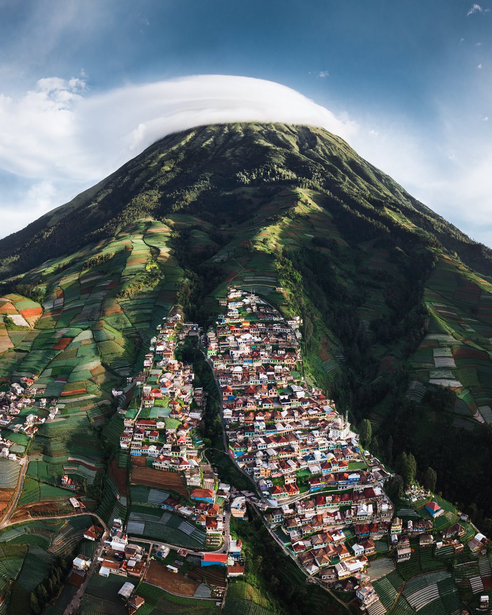 👋🏼 Hey Photographers! 📸 Show me the best photo you’ve taken in 2021!! I know it’s a tough task but show me your favorite🙏🏼 Here’s my favorite shot of the year so far! 

A colourful village on a volcano in Java with a lenticular hood perched atop 👌🏼