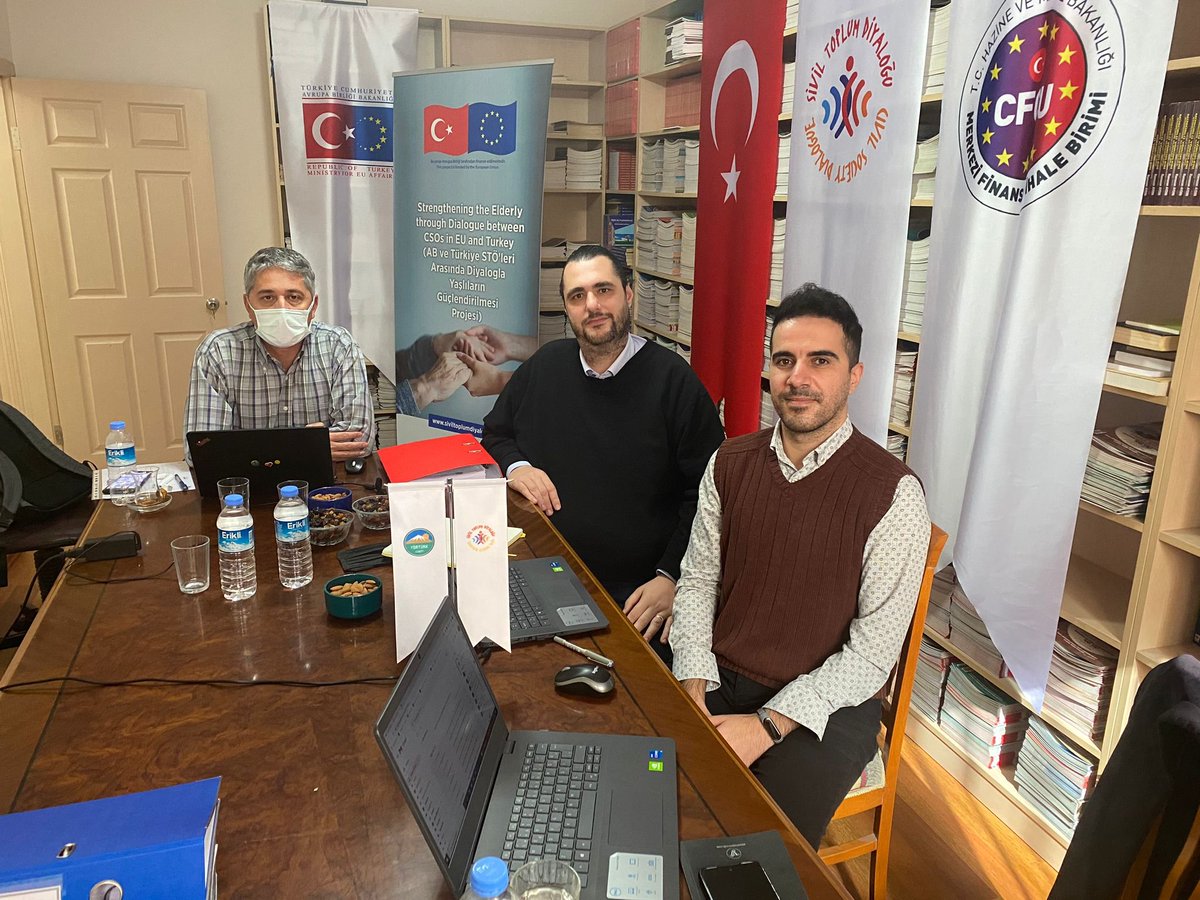 "AB ve Türkiye STÖ'leri Arasında Diyalogla Yaşlıların Güçlendirilmesi" projemizin ikinci izleme toplantısını yaptık. <a href="/DiyalogProjesi/">SivilToplumDiyaloğu</a> teknik destek ekibinden Sayın Uğur Dağ ve <a href="/ABBaskanligi/">T.C. Dışişleri Bakanlığı Avrupa Birliği Başkanlığı</a>'ndan Sayın Selman Çetin'e destek ve önerileri için teşekkür ederiz. <a href="/EUDelegationTur/">AB Türkiye Delegasyonu🇪🇺EU Delegation to Türkiye</a>