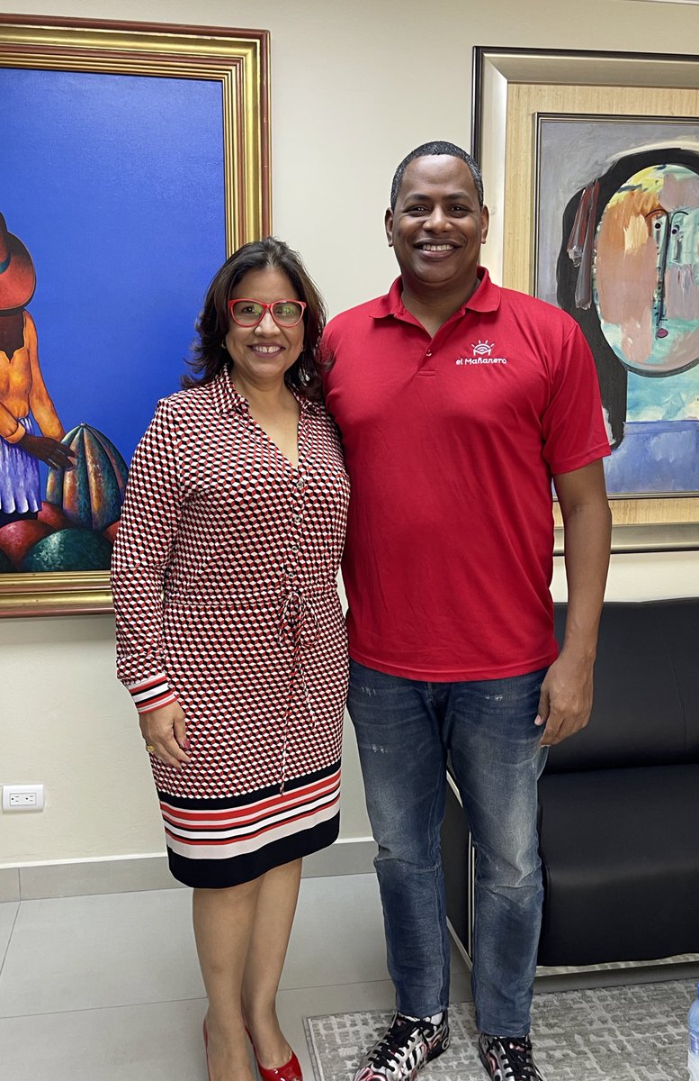 bolivarvalera's tweet photo. Así se comienza la semana, escuchando los consejos de @margaritacdf lo que más me gustó es que es oyente fija de @mananerord
Y con el color de los campeones de este año @EscogidoBBClub https://t.co/XhWsVRSUxT