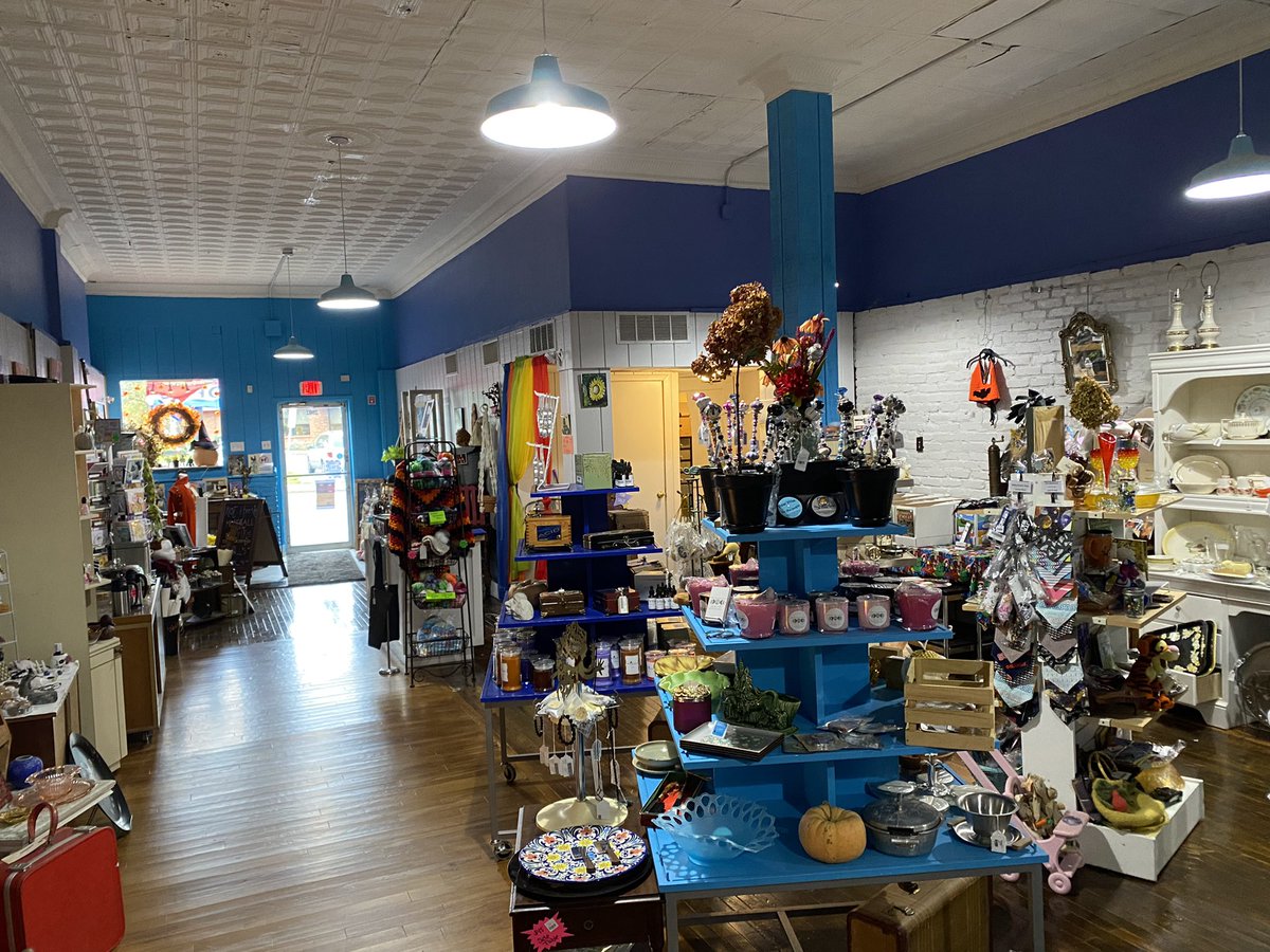 TessaRHoward's tweet photo. Are you experiencing any mail delays and price hikes? This morning I’m chatting with Eileen at Marketplace on James— a Syracuse gift shop about the new USPS changes and how it’s affecting small businesses/customers! 🛍 #NCCNews #B6643 https://t.co/5lzgZZQqBD