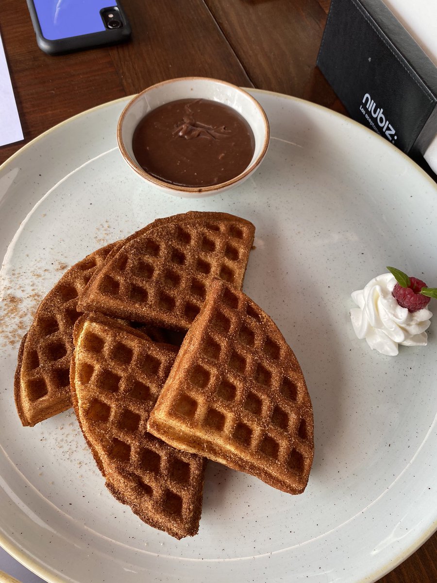 davianas's tweet photo. 🧇 🍫 🤎 Churro Waffles con salsa de chocolate caliente de #ViaBalboa (Miraflores).
#brunch #marichillfood https://t.co/pOlnxxddYr