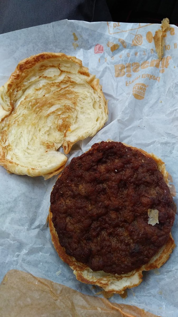 KeiLeoSatoru's tweet photo. The fact that @BurgerKing sells this "croissantwich" on their breakfast menu for $4 is criminal smh
#RipOff https://t.co/j6TVoAq146