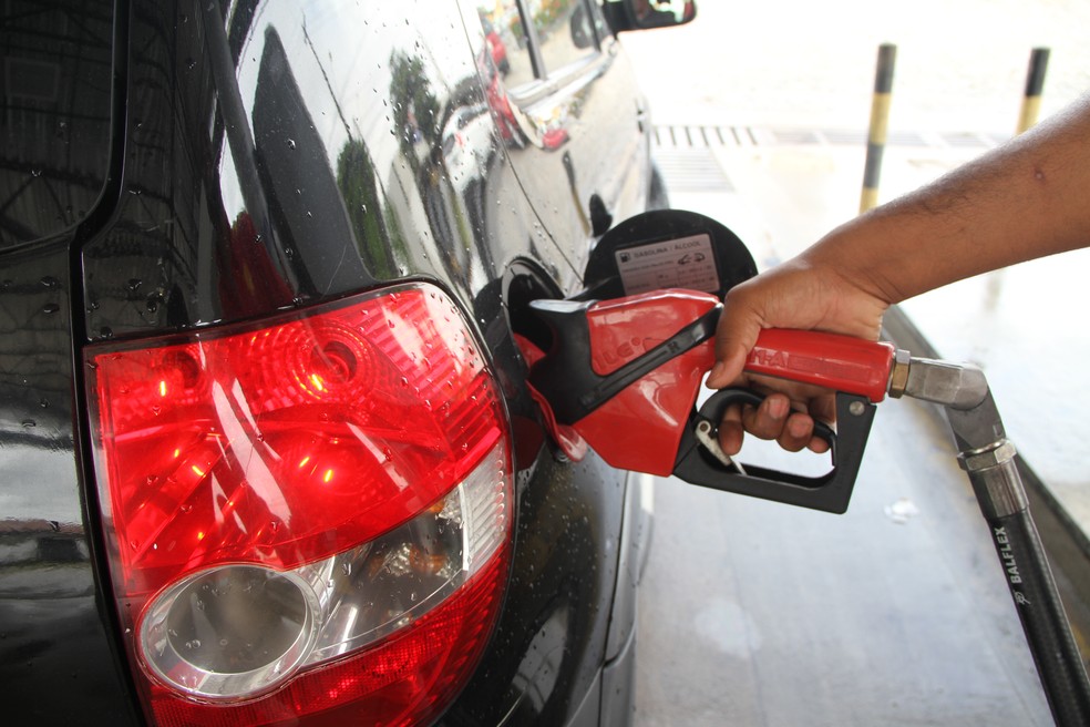 g1's tweet photo. Petrobras reajusta mais uma vez preços da gasolina e do diesel https://t.co/25WSzOIGxV #g1 #petrobras #gasolina #diesel https://t.co/UKS4Cb5Gxa