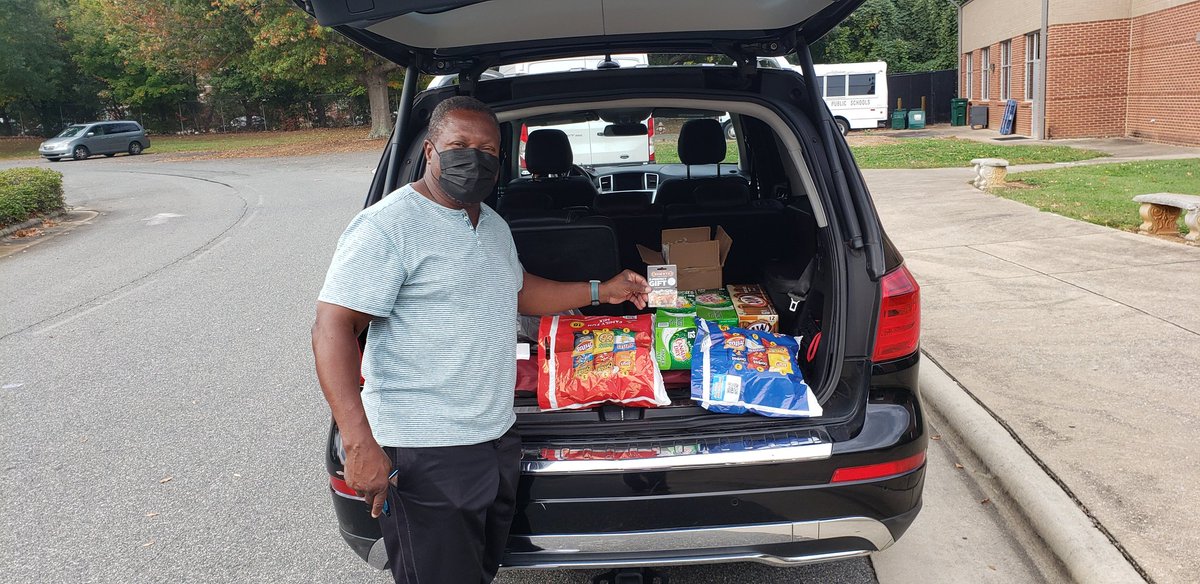 CteMephs's tweet photo. Business Alliance Member Dr. Alvin Downing donating to senior week events... It Truly Takes a Village... https://t.co/cMqrtfO9YZ