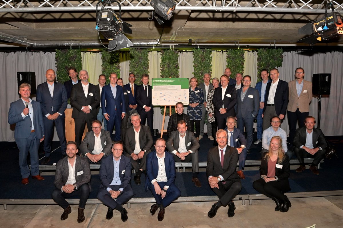Vandaag ondertekenden meer dan 20 Rotterdamse werkgevers de intentieverklaring #Duurzame Mobiliteit. Hierin spreken ze uit de CO₂-uitstoot van hun woon-werk en zakelijk verkeer minimaal te willen halveren voor 2030. Doe jij ook mee? bit.ly/klimaatalliant… #Klimaatalliantie
