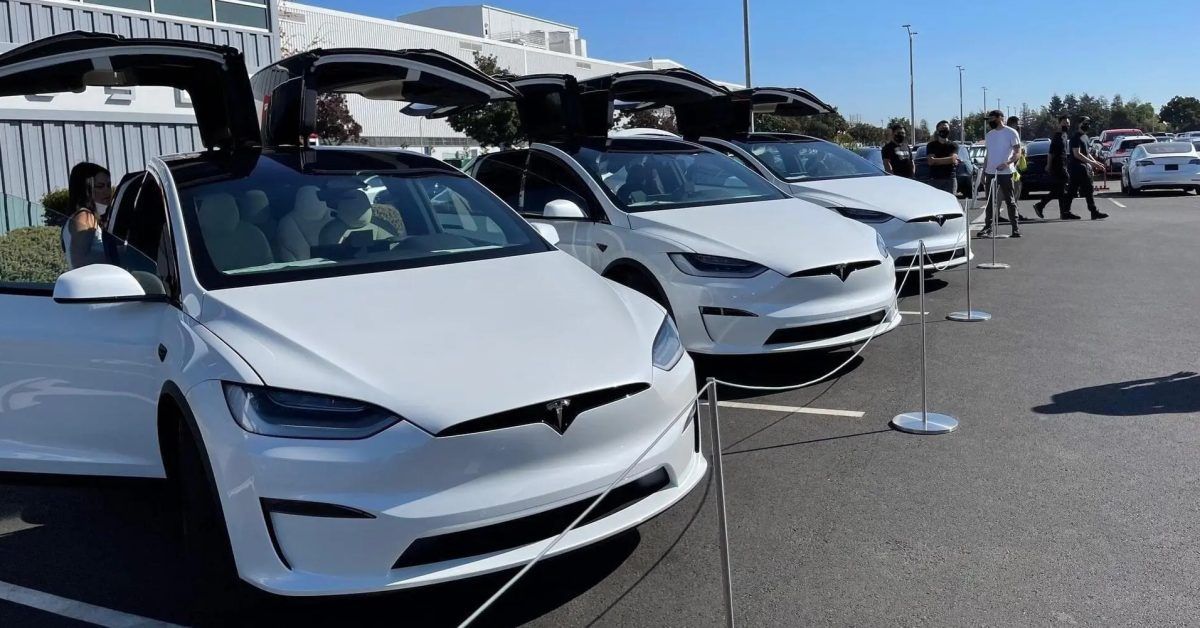 Refreshed Tesla Model X with gorgeous interior delivered to customers [Video] snip.ly/o39muy via <a href="/llsethj/">Seth Weintraub</a> #ev #evnews #evcharging