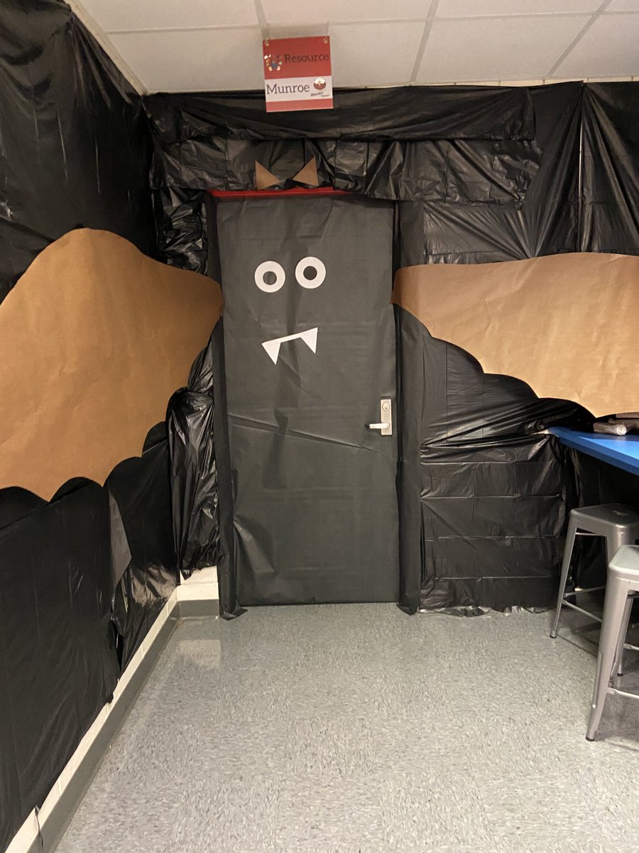 AnnaMunroe3's tweet photo. Learning in a bat cave in Resource ⁦@TCBOE_LES⁩ https://t.co/hVEJZGauDQ