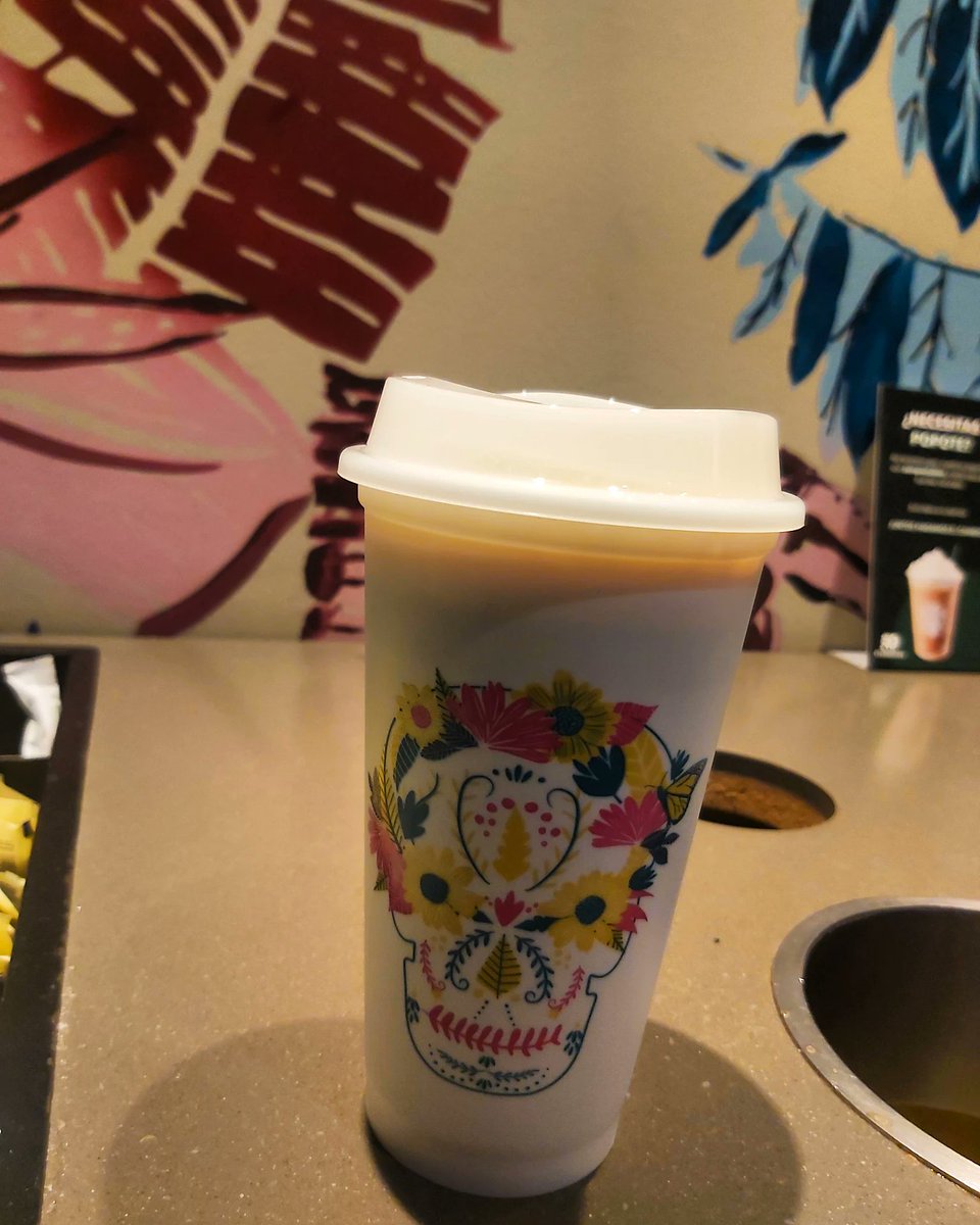 EstebanIvan17's tweet photo. No estaba muerta... Esta dormida... Dame un café y volveré a la vida #VasoReusable #Starbucks #FelizInicioDeSemana #BuenDia ☕ https://t.co/fF5zuyIISO