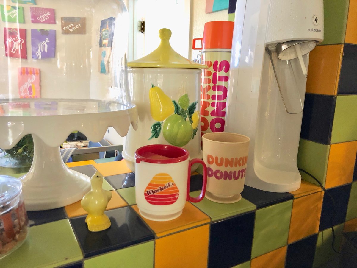 DJSATOSHI188's tweet photo. Grab your #monday #mojo and have a great week!!! #mondayinspiration #coffee #dunkindonuts #winchells #vintage https://t.co/m08gKlFo8u