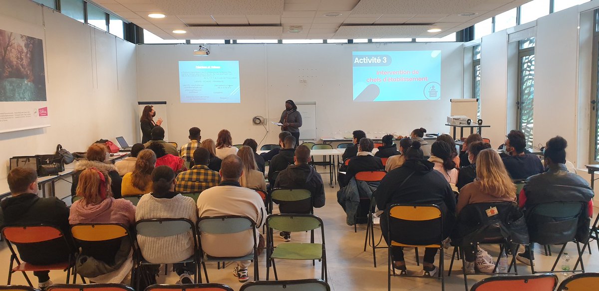 StephaneRevelen's tweet photo. Ce matin, et pour deux jours, formation des nouveaux assistants d'éducation sur le bassin d'Évry corbeil. Apports theoriques, théâtre forum, ateliers de gestion des conflits....pour construire des gestes professionnels. https://t.co/jieUBQP2ge