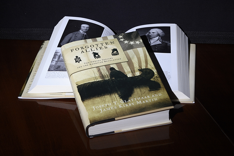OneidaNatnNews's tweet photo. The book “Forgotten Allies” traces the Oneida Indian Nation's crucial involvement and role in the American Revolution when Oneidas fought alongside the Americans in the battle against the British. #firstallies
Read more: https://t.co/cSQNQHSRRH https://t.co/PFFrsSLGUd