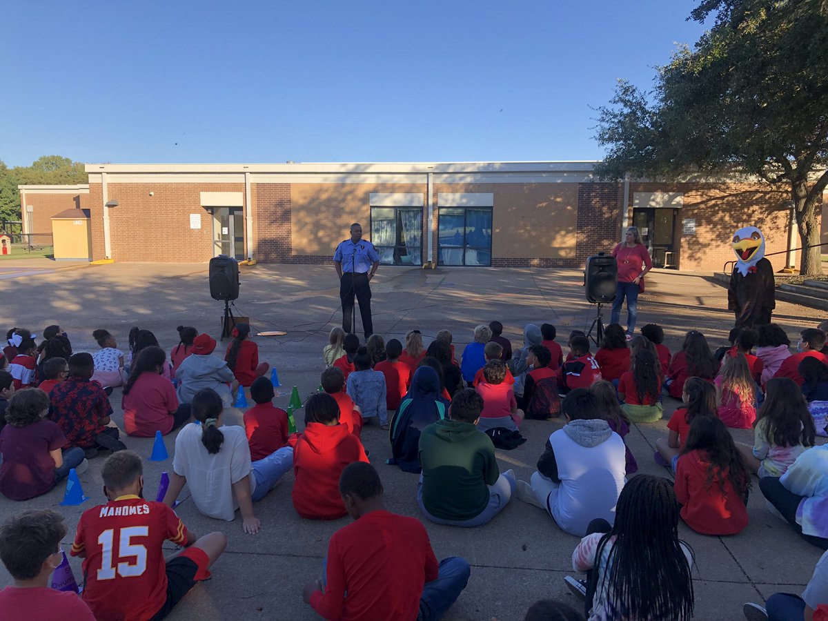 HuffmanPACE's tweet photo. Kicking off @redribbonweek with Office Younger and the @PlanoPoliceDept. @HuffmanHawksPYP #DrugFreeLooksLikeMe #RedRibbonWeek #HuffmanByChoice #OneTeamOneDream https://t.co/5Bso0TAItj