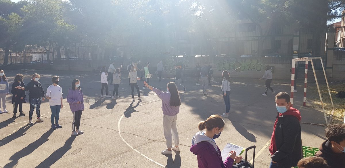 RECREOSMARCHA1's tweet photo. Retomamos nuestros Recreos en Marcha por sexta edición 💪🏽💚, ya dentro del Programa para el Impulso de Vida Activa, el alumnado BTO prepara en EF actividades para el ESO. Just Dance, Voleibol, Bobot, Futsal,... opciones para tod@s y más de 230 incripciones!! Acti@s y segur@s 😷 https://t.co/dJL1vqrMAk