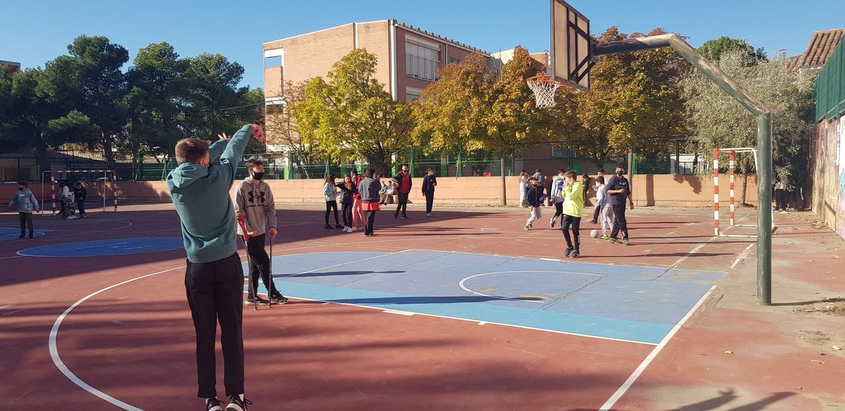 RECREOSMARCHA1's tweet photo. Retomamos nuestros Recreos en Marcha por sexta edición 💪🏽💚, ya dentro del Programa para el Impulso de Vida Activa, el alumnado BTO prepara en EF actividades para el ESO. Just Dance, Voleibol, Bobot, Futsal,... opciones para tod@s y más de 230 incripciones!! Acti@s y segur@s 😷 https://t.co/dJL1vqrMAk