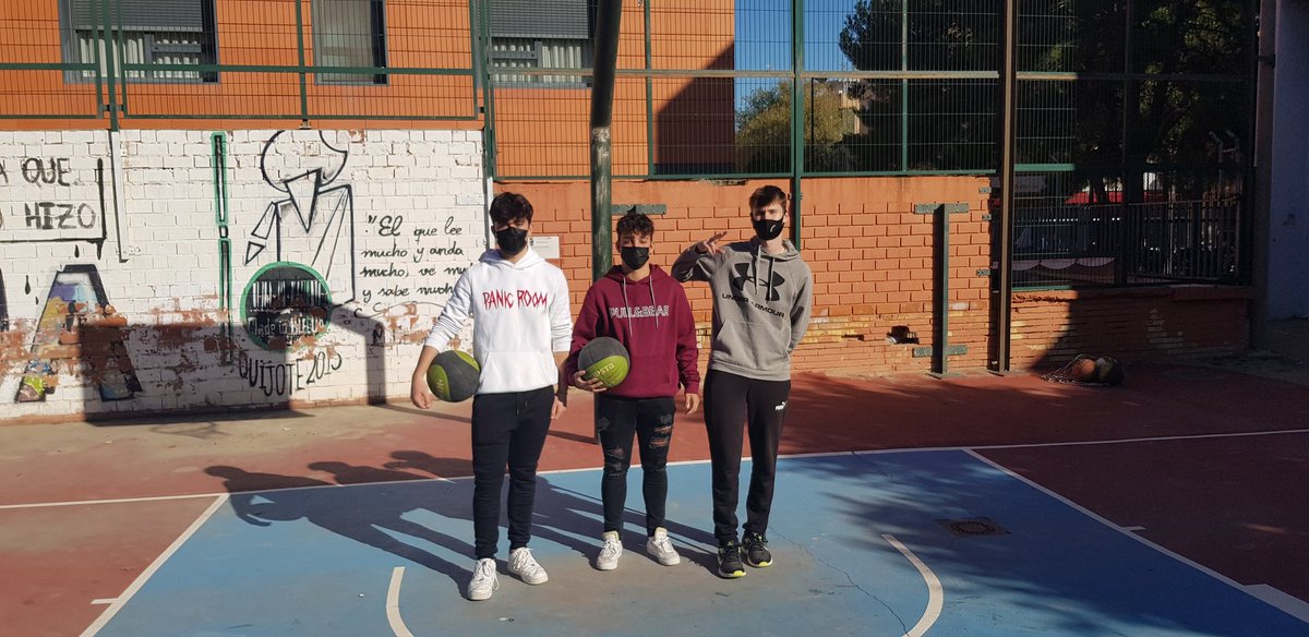 Retomamos nuestros Recreos en Marcha por sexta edición 💪🏽💚, ya dentro del Programa para el Impulso de Vida Activa, el alumnado BTO prepara en EF actividades para el ESO. Just Dance, Voleibol, Bobot, Futsal,... opciones para tod@s y más de 230 incripciones!! Acti@s y segur@s 😷