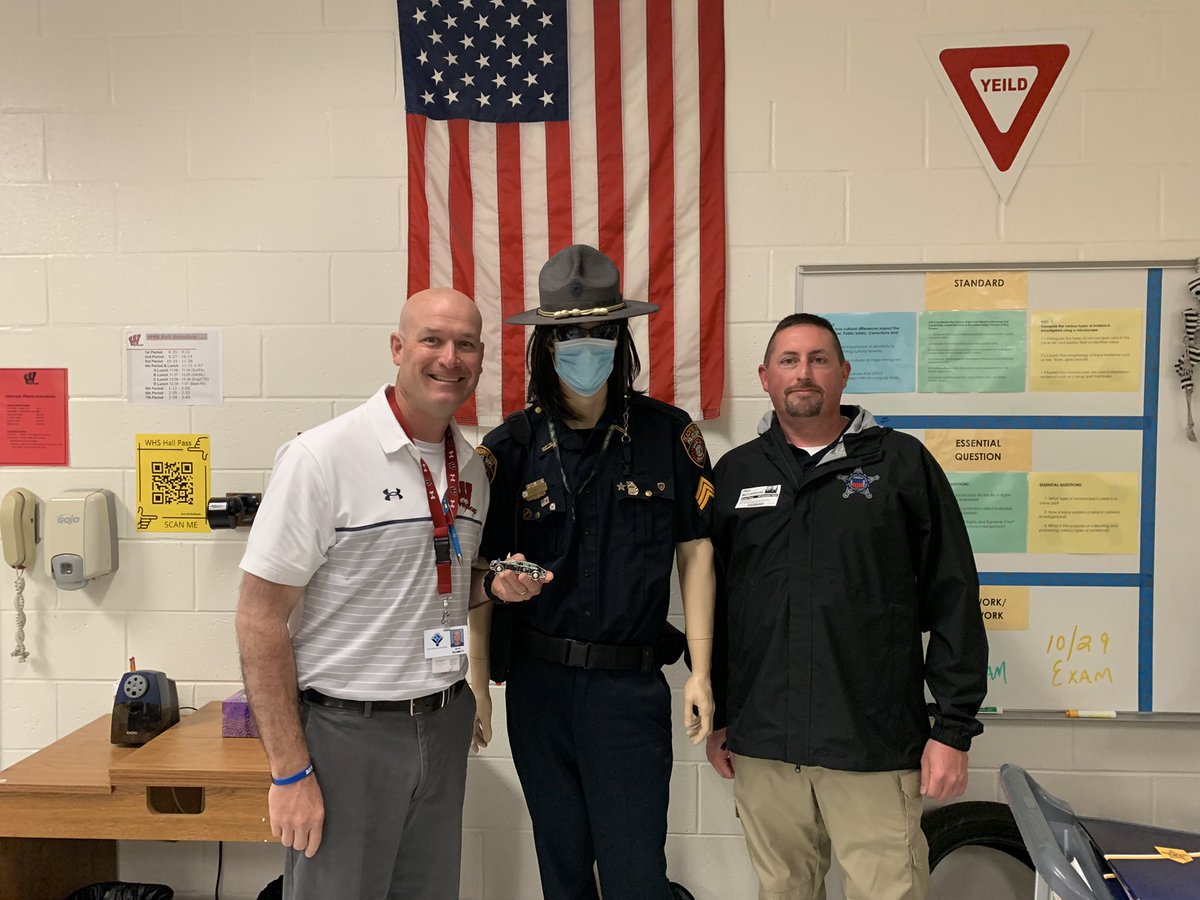 WildcatNation22's tweet photo. Thanks for the visiting Whitewater HS and my unique challenge coin, Secret Service Special Agent Paul McClanahan. @WhitewaterHS @FayetteCTE https://t.co/ei3EM4GmZK