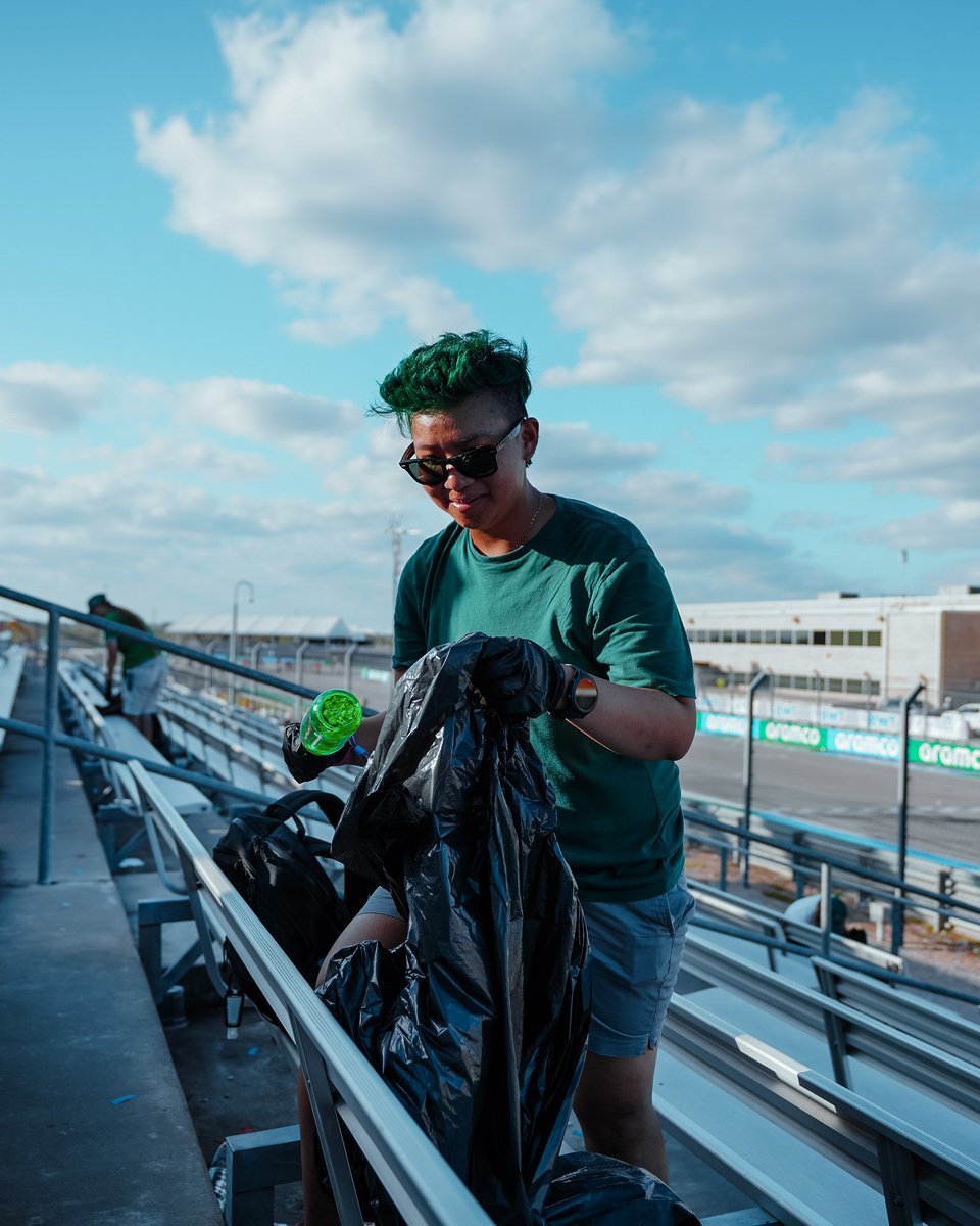 F1's tweet photo. It didn't stop there!
After the race a group of @AstonMartinF1 fans came together to pick up litter across the grandstands
Seb is an inspiration on-track and off 👏
📸 : @AstonMartinF1
#USGP 🇺🇸 #F1 https://t.co/KrgOcIvK8g