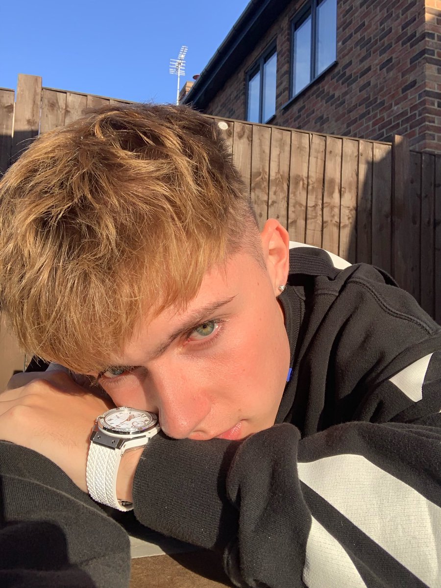hrvyitalianteam's tweet photo. Buon pomeriggio #Harvstars!
Chi ha seguito ieri le nostre storie su IG del concerto di @HRVY al London Palladium ?!
Anche questa sera vi aggiorneremo in diretta.. dalla PRIMA fila!
Attivate le nostre notifiche per non perdervi nulla!
#HRVY #HRVYItalianTeam #HRVYItalia https://t.co/wMLkFoCJQW