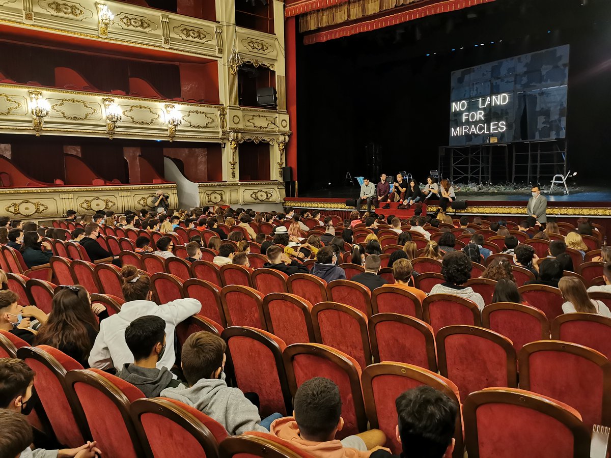 ¡Hoy hemos tenido la primera función matinal de la temporada!🙌

El elenco de #ULLOA ha estado charlando con les jóvenes de los centros educativos que han venido a ver la obra al Teatre Principal de Valencia. 

Gracias a los centros y al <a href="/TeatreEscalante/">Escalante</a> por hacer esto posible.❤️