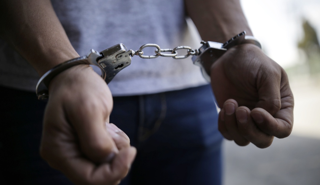 Ofrecer vacunas a cambio de dinero es un delito establecido en la Ley Contra la Corrupción. Si conoces de algún caso, puedes escribirnos a denuncia@transparencia.org.ve | Protegemos tu identidad. #DiloAquí bit.ly/3lC1HoB