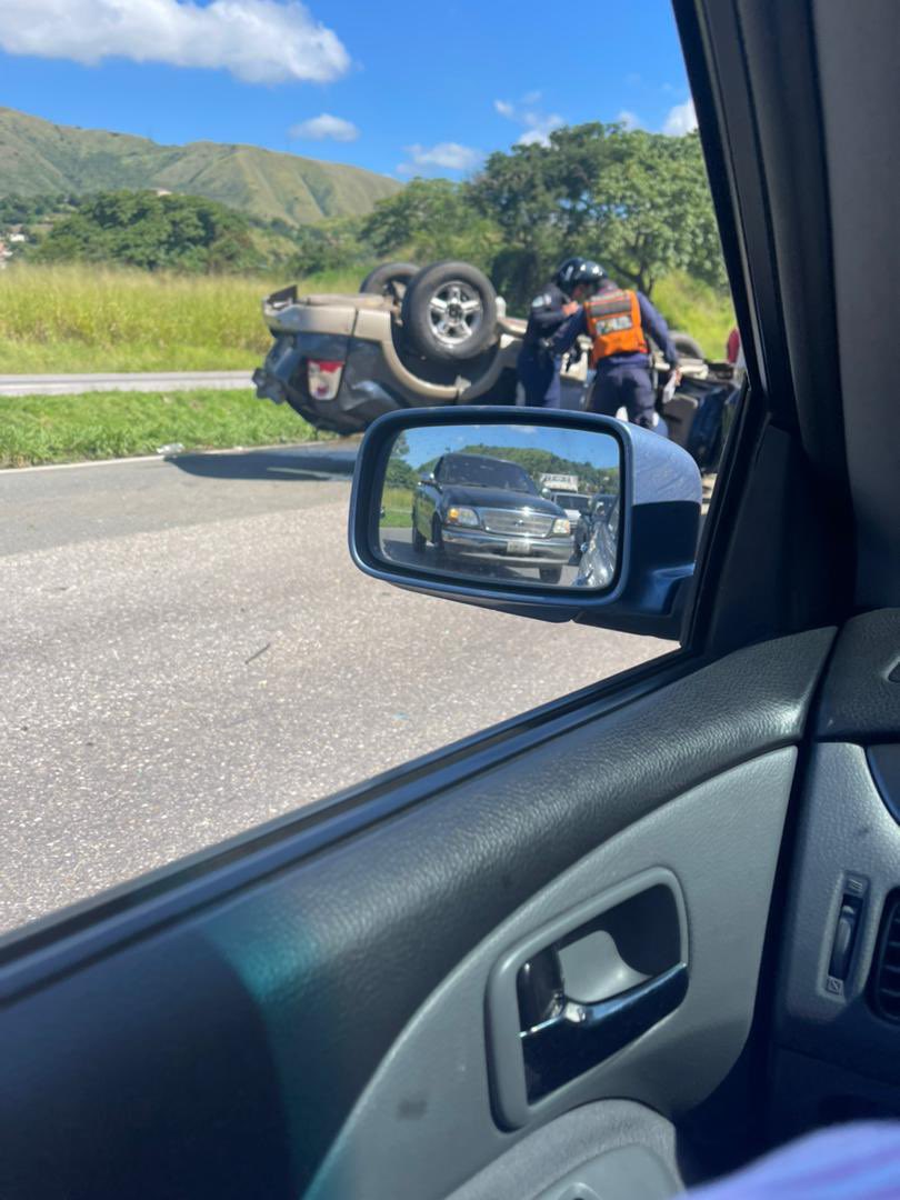 #Aragua #25oct #ARC 10:50am volcamiento km72 sentido #caracas FOTOS: 100% Aragua