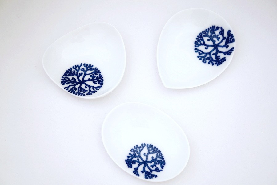 AchikochiJ's tweet photo. Kozara 
Ensemble de petites coupelles en porcelaine
#coupelle #porcelaine #motifbleu #triangle #larme #ovale #pratique #fonctionnel  #utile #confiture #beure  #emsemble #smalldish #porclain #BlueMotif  #jam #butter #pratical #useful #tear #triangle #oval https://t.co/PXYEn0Yn1F