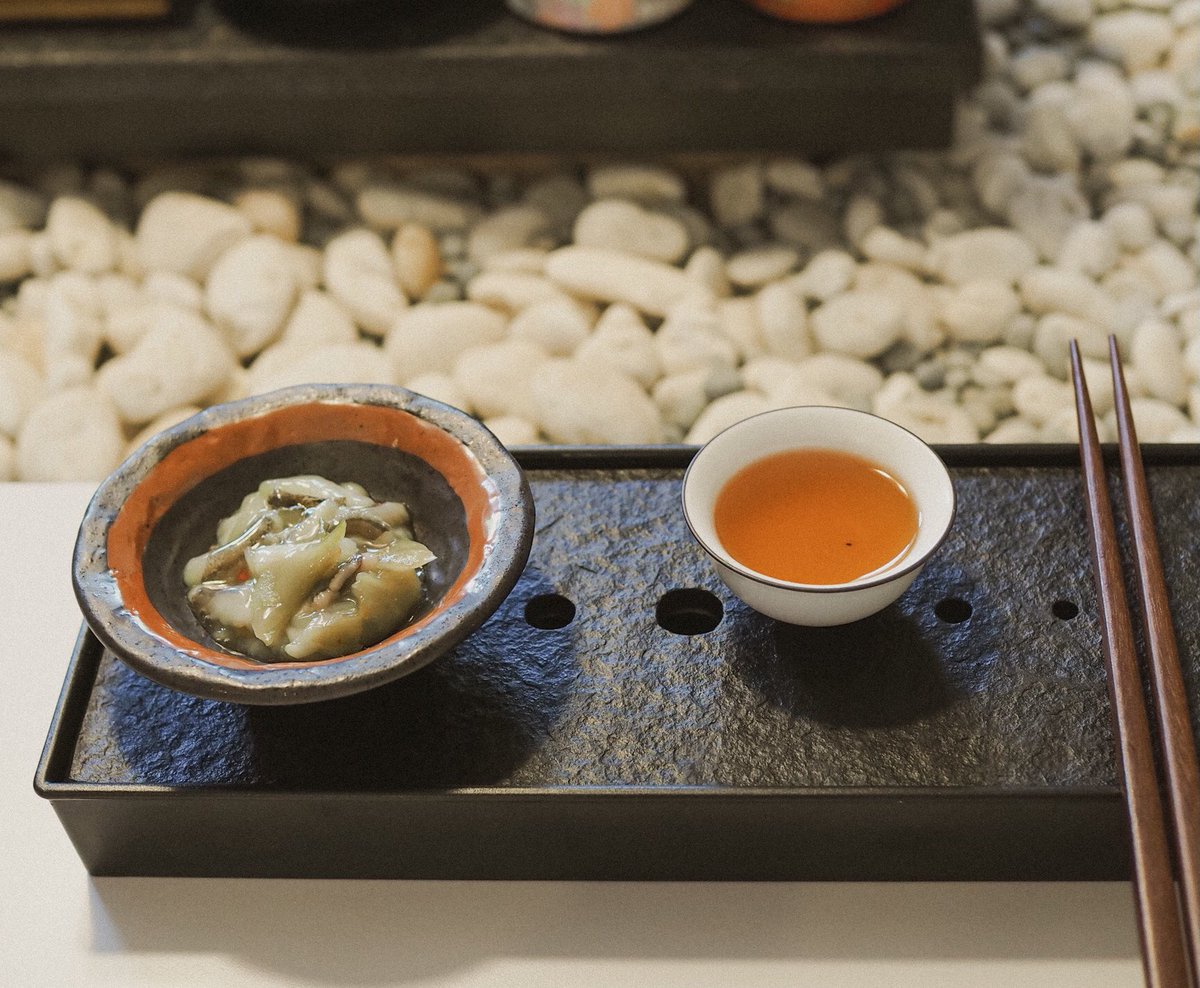 mimijakin's tweet photo. Tea Omakase ที่ Chomcha tea studio คอร์สชา+ขนม 6 เมนู เครื่องดื่มก็ดี ขนมก็อร่อย โฟกัสไม่ถูก
ชอบสุดคือ เหล้าบ๊วยกับชาอู่หลงเบลนด์ กินแยกก็ประทับใจความหอมของชา กินรวมก็กลมกล่อม อย่างอื่นก็ดี หลายๆเมนูมีเรื่องเล่าอยู่ชวนพี่เขาคุยได้ บรรยากาศผ่อนคลายสุด
#Mimijakin #อร่อยไปแดก @aroii https://t.co/qzKak3GFnn
