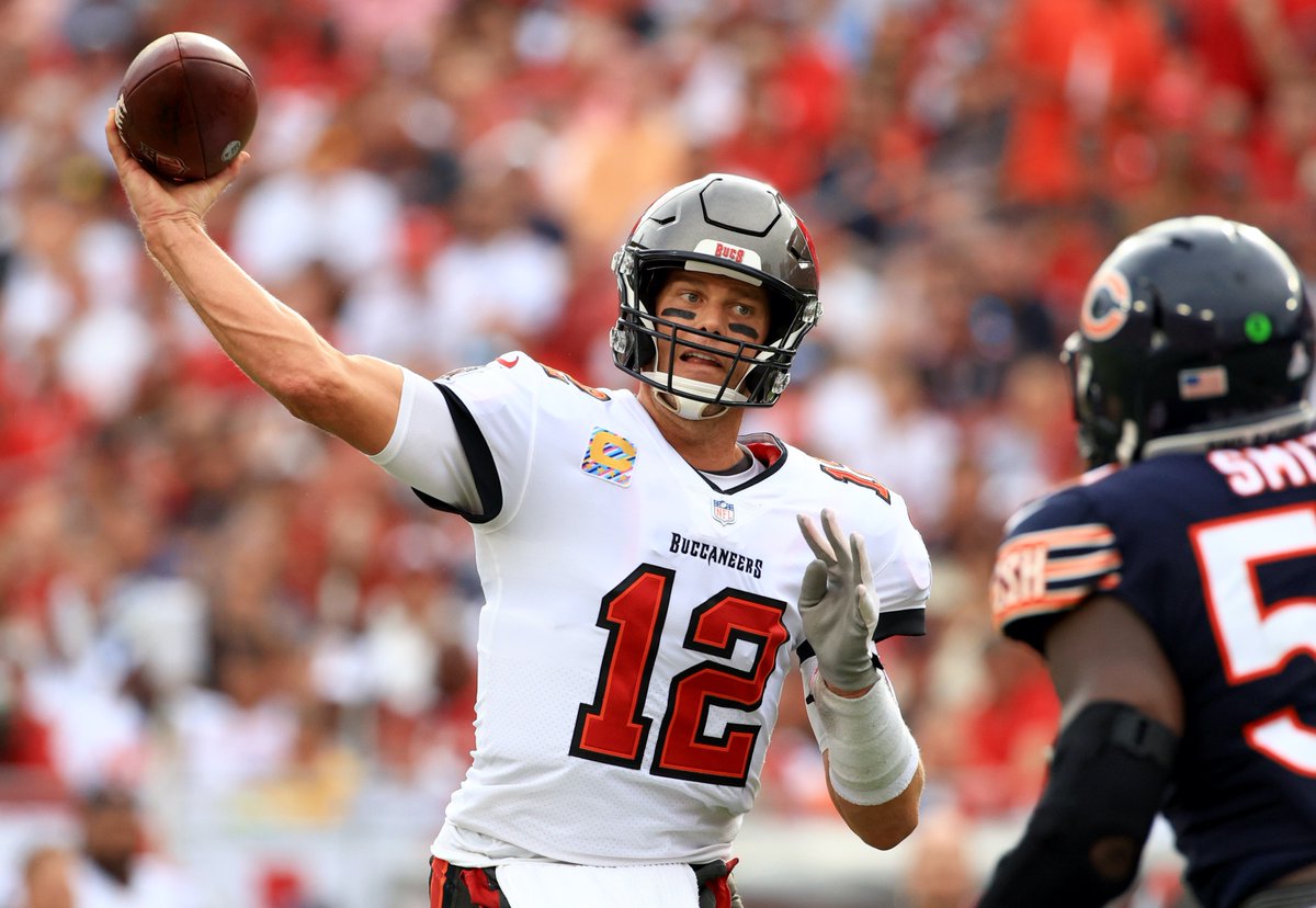NFLonCBS's tweet photo. To put Tom Brady's 602 Pass TD in perspective, it's more than DOUBLE these legend's career amounts:

John Elway (300)
Joe Montana (273)
Steve Young (232)
Terry Bradshaw (212)
Kurt Warner (208)
Troy Aikman (165)
Kyle Orton (101) https://t.co/I64iuTMWya