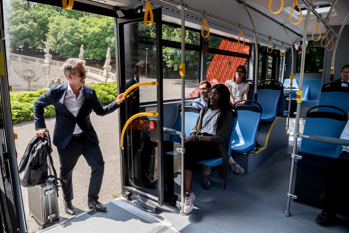 busconducteur's tweet photo. #Iveco a présenté son tout nouveau model le #Streetway... Un #Otokar rebrandé (qui ressemble beaucoup aux Isuzu Novocity d'ailleurs...). D'après le site il dispose du design typique d'Iveco 🤨🤔... 🤣 https://t.co/l12zd7okBW