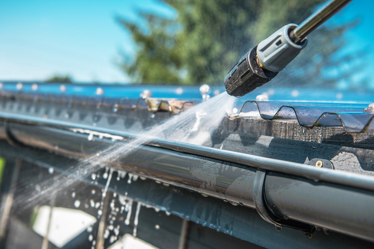 EnzosCleaning's tweet photo. We're here for 💦 COMMERCIAL PRESSURE WASHING COMPANIES that need a great product through the colder months. Gutter, siding, roofing, concrete will not stand a chance against our products. Plus + we offer on-site service for all makes &amp; models. #pressurewashers #industrialclean https://t.co/YEVA2mxOpp